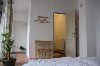 Хостелы Traveling Ladybug Hostel Орадя Двухместный номер с 1 кроватью и собственной ванной комнатой-2
